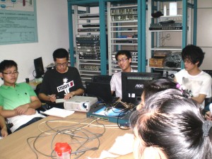 合作企业技术人员在给网络专业的学生讲课