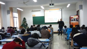 杭州十禾科技有限公司经理在给网络班的学生授课