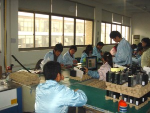 网络班的学生在企业技术人员的指导下进行电子器件生产实践活动