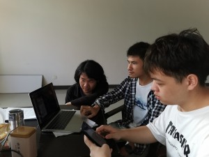 三位同学专心开发程序