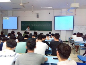 合作企业的技术人员在给网络班的学生讲课
